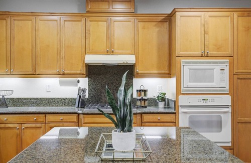 Vallejo House | Stunning Home | Pool Table & BBQ Grill | 5 Mins to Ferry to SF