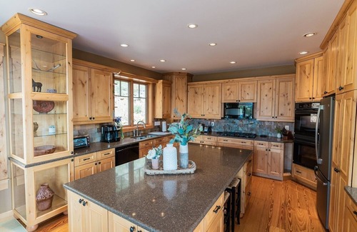 Estes Park House | Stunning Home! Rare Views & Ultimate Privacy – Perfect Location Bordering RMNP!