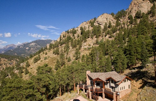 Estes Park House | Stunning Home! Rare Views & Ultimate Privacy – Perfect Location Bordering RMNP!