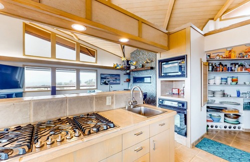 Sereno del Mar House | Stunning Home w/Panoramic Ocean Views, Private Hot Tub, Free WiFi, Large Deck