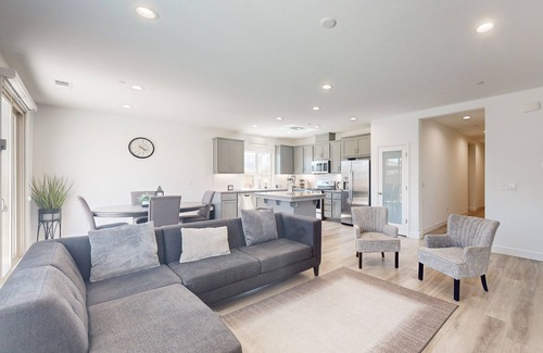 Visalia House | Stunning home with an enclosed yard, pool, jetted tub, board games, W/D, & AC