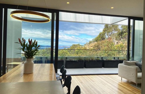 West Hobart Villa | Stunning home with Breathtaking Views