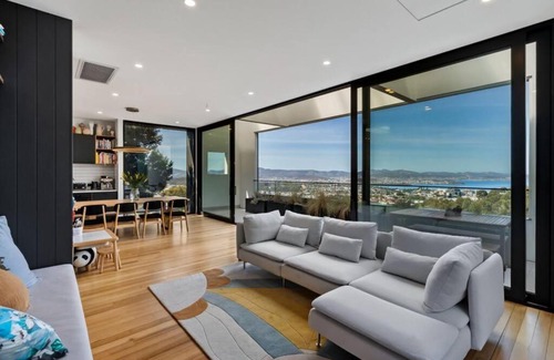 West Hobart Villa | Stunning home with Breathtaking Views