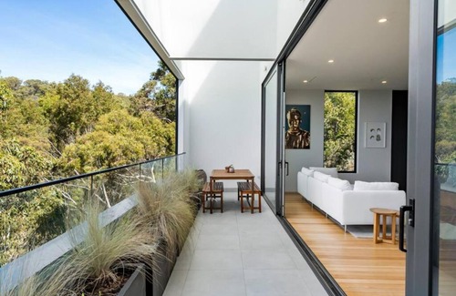 West Hobart Villa | Stunning home with Breathtaking Views