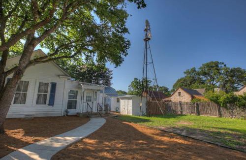 Fredericksburg House | Stunning Home with Hot Tub & Grill Just 2 Blks from Main St!