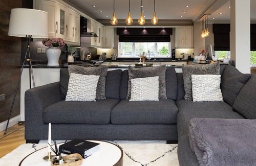 North Ferriby House | Stunning House near Yorkshire Wolds with Outdoor Swimming Pool, Sauna & Fire Pit