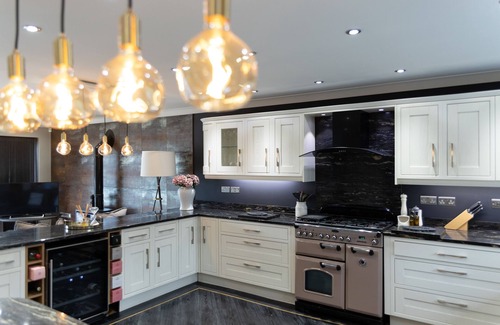 North Ferriby House | Stunning House near Yorkshire Wolds with Outdoor Swimming Pool, Sauna & Fire Pit