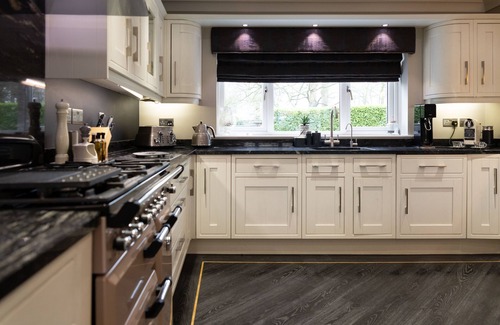 North Ferriby House | Stunning House near Yorkshire Wolds with Outdoor Swimming Pool, Sauna & Fire Pit