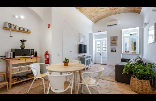Fuseta House | Stunning House With Rooftop and Pool by LovelyStay