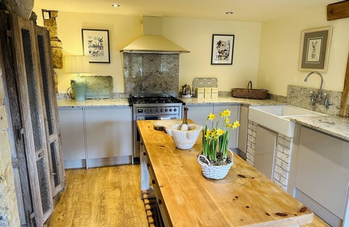 Chipping Campden Cottage | Stunning Interior Designed 2 Bedroom Cottage in the Center of Chipping Campden