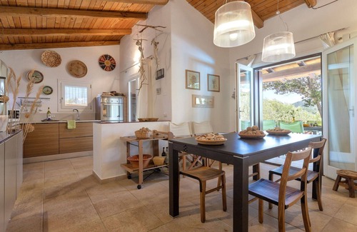 Trudda House | Stunning private villa for 5 guests with WIFI, A/C, private pool, TV, patio and parking