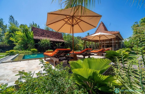 Banjartegehe Villa | Stunning Joglo in Luxury Style!