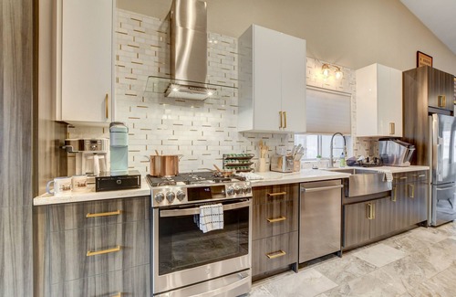 Spring Valley House | Stunning King bed home w/pool 10 min to Red Rock