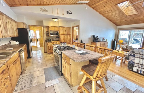 St. Helen Cabin | Stunning Lakehouse with hot tub & tree house