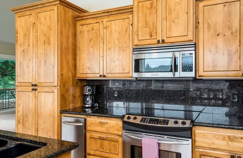 Dunes City House | Stunning Lake Front Home-Private Dock-Pet Friendly-Close to Downtown Florence & Dunes