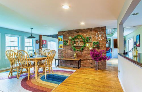 Eden Mills House | Stunning Lake Front! Modern+Chic+Cosy pet friendly