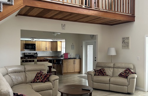 Auburndale House | Stunning Lake Front Home on Lake Whistler - Perfect for all the Family to Enjoy!