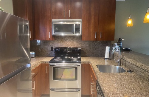 Palm Springs Condo | Stunning lake, golf course and Mountain View’s.
