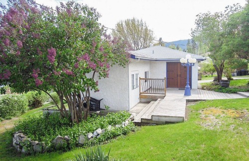 Central Okanagan House | Stunning LAKE VIEW Cottage in Peachland BC