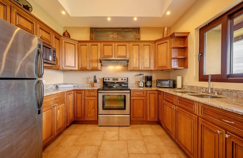 Tronadora House | Stunning Lake View Home with a Hot tub, WIFI, & Dog Friendly