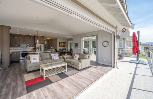Okanagan-Similkameen House | Stunning Lake View Home for Rent – A Perfect Retreat!