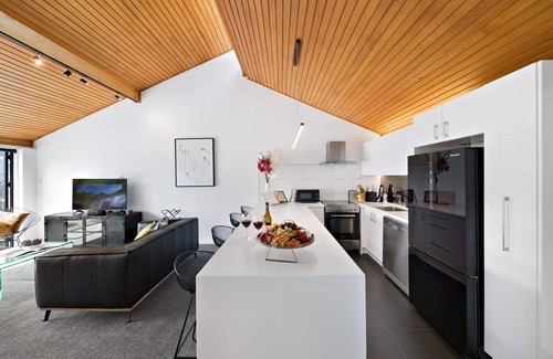 Fernhill House | STUNNING LAKE VIEW LUXURY ALPINE VILLA