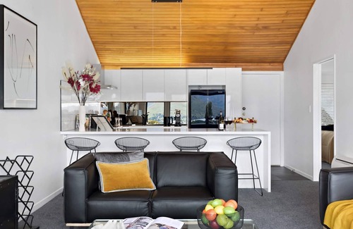 Fernhill House | STUNNING LAKE VIEW LUXURY ALPINE VILLA