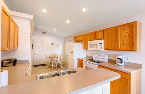 Kissimmee Villa | Stunning lake view, private pool,near Disney ,games room,free WiFi ,play golf