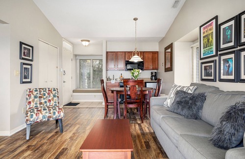 Acme Condo | ποΈ Stunning Lake Views @ The Shores | Bayfront Deck, Private Beach Access + VIP Perks β UNIT 5577