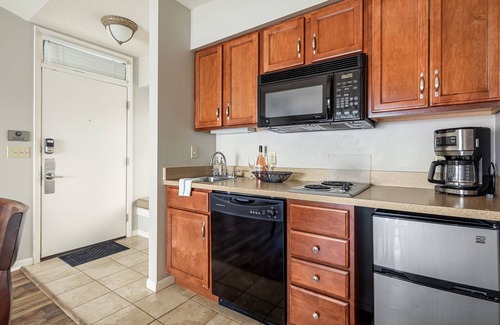 Acme Condo | ποΈ Stunning Lake Views @ The Shores | Bayfront Deck, Private Beach Access + VIP Perks β UNIT 5577