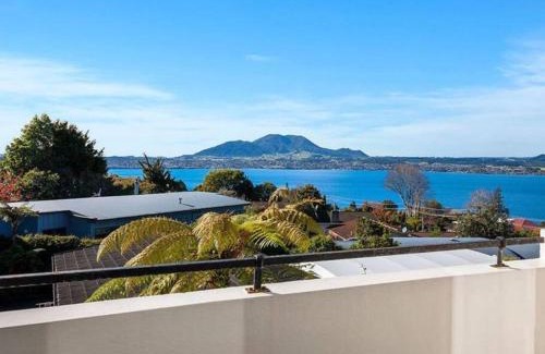 Acacia Bay House | Stunning Lake Views
