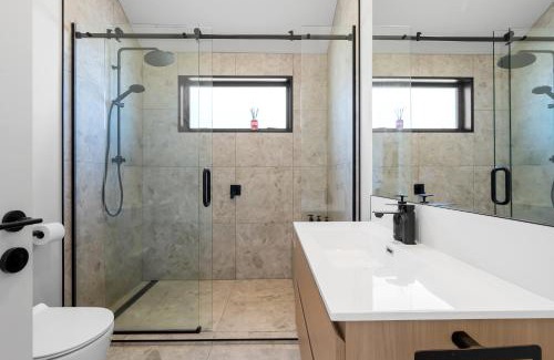 Taupo House | Stunning Lake Views Spa Pool