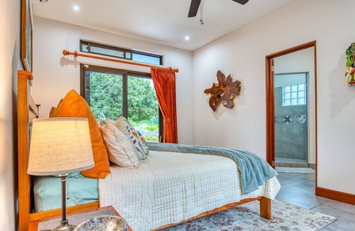 Tronadora House | Stunning Lake, Volcano, and Mountain Views, chef's kitchen with 2 King Suites!