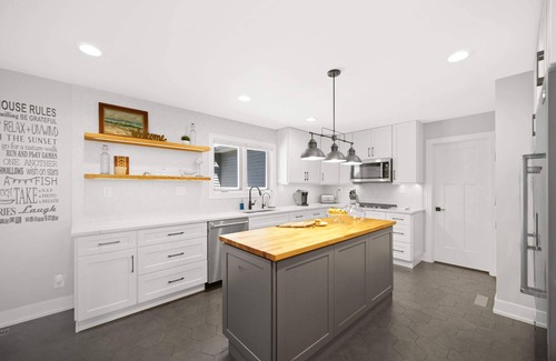 Bass Lake House | Stunning Lakefront Home - Kayaks/Bikes/Pier+More