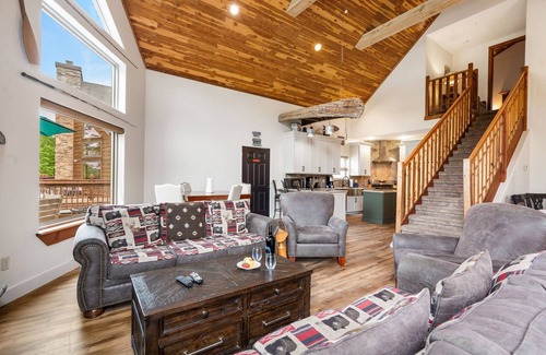 Branson House | Stunning Lakefront Home with Sloping Shoreline-Community Amenities-Free Attraction Tickets