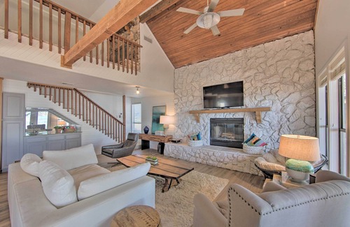 Enchanted Oaks House | Stunning Lakefront Home: Hot Tub & Game Room!