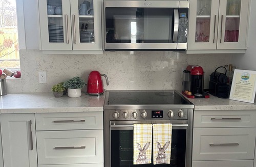 Cobourg Cottage | Stunning Lakefront Retreat 1 Hr from Toronto