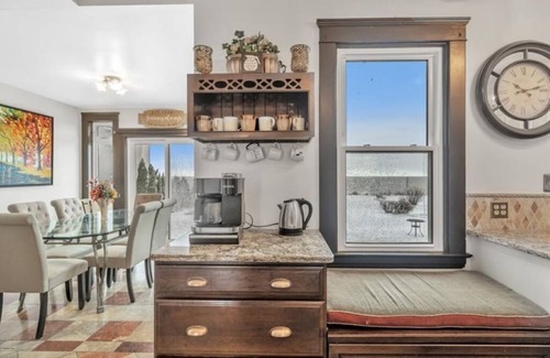 Lorain House | Stunning Lakefront Seven bedroom Century home