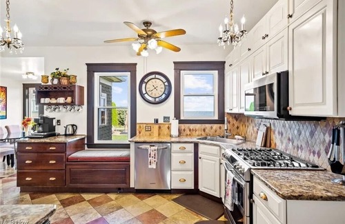Lorain House | Stunning Lakefront Seven bedroom Century home