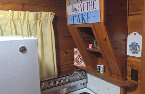 St. Helen Cottage | Stunning lakefront sunsets. Beach. Dock. ORV. Fishing. WiFi. Memories.