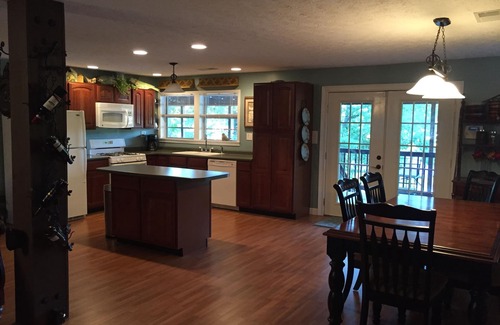 Leesburg House | Stunning Lakefront!