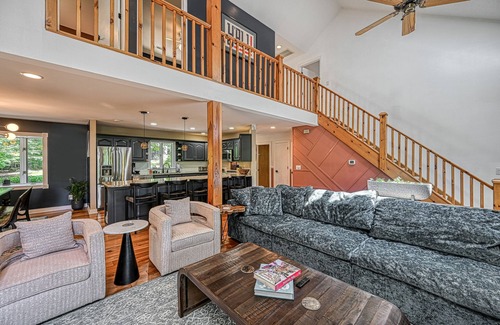 Livingston House | Stunning lakefront house with view, Free Wifi and secluded swimming area