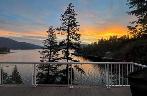 Loon Lake House | Stunning lakefront views in a serene and relaxing cove on Deer Lake.