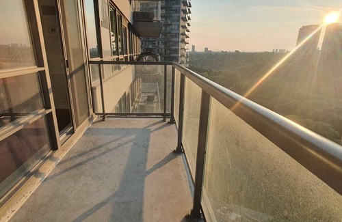 Humber Bay Shores Condo | Stunning Lakeshore Blvd West 1 Bed, 1 Den.