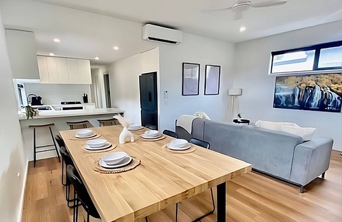 Moama Villa | Stunning lakeside 3 bedroom villa in river front resort with pool and boat ramp