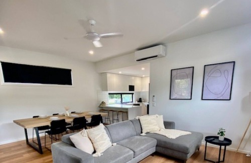 Moama Villa | Stunning lakeside 3 bedroom villa in river front resort with pool and boat ramp