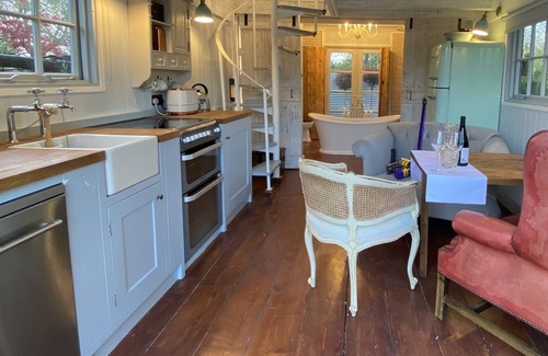 Bruton Cabin | Stunning Lakeside Boutique Bruton Chic Boathouse