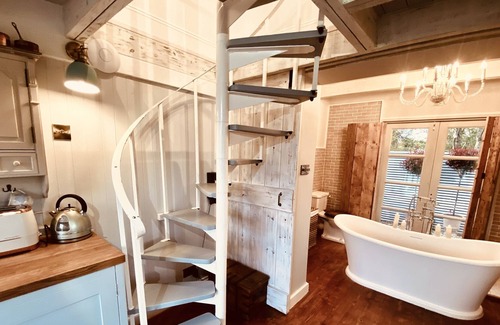 Bruton Cabin | Stunning Lakeside Boutique Bruton Chic Boathouse