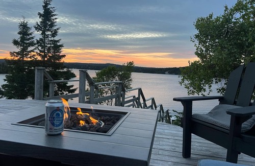 Burnt Cove House | Stunning Lakeside Retreat in Tors Cove – Nature Lover’s Paradise!