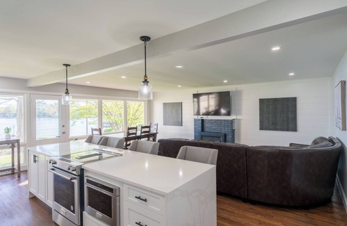 Columbia House | Stunning Lakeside Retreat